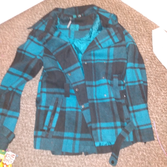 A jacket - Picture 3 of 4